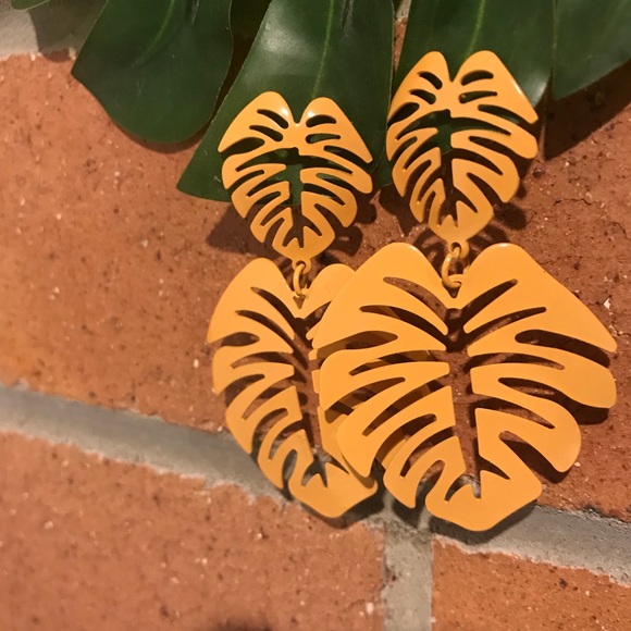 Woman’s earrings - Picture 2 of 4